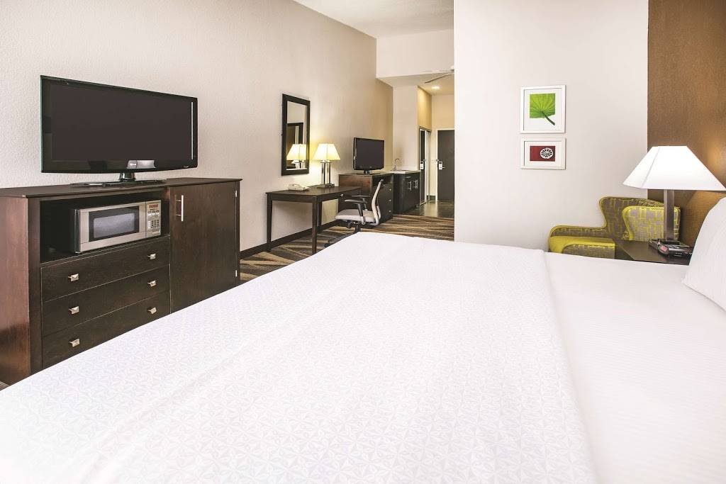 La Quinta Inn & Suites by Wyndham Dallas - Las Colinas | 4225 N MacArthur Blvd, Irving, TX 75038, USA | Phone: (972) 261-4900
