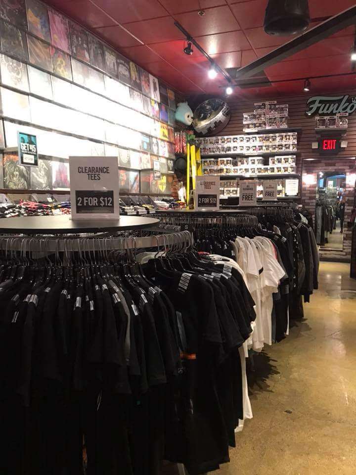 Hot Topic | 3333 W Touhy Ave, Lincolnwood, IL 60712 | Phone: (847) 329-9220