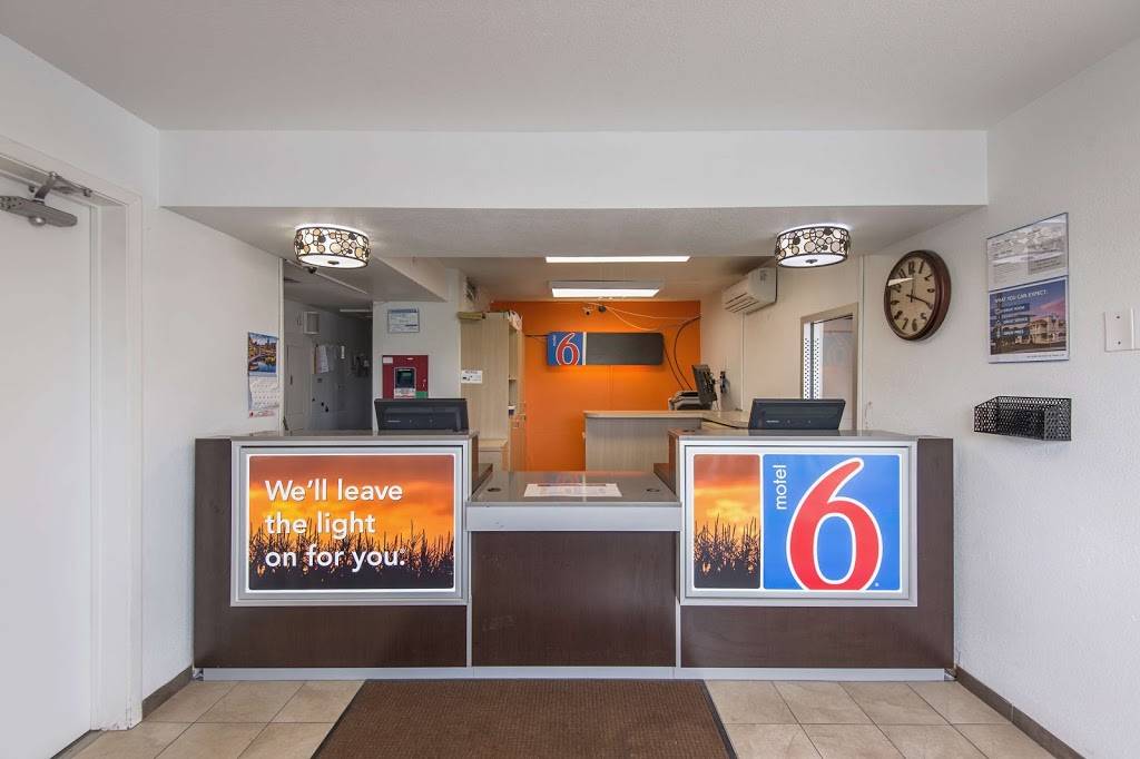 Motel 6 Kansas City, MO - Airport | 8230 NW Prairie View Rd, Kansas City, MO 64151, USA | Phone: (816) 741-6400