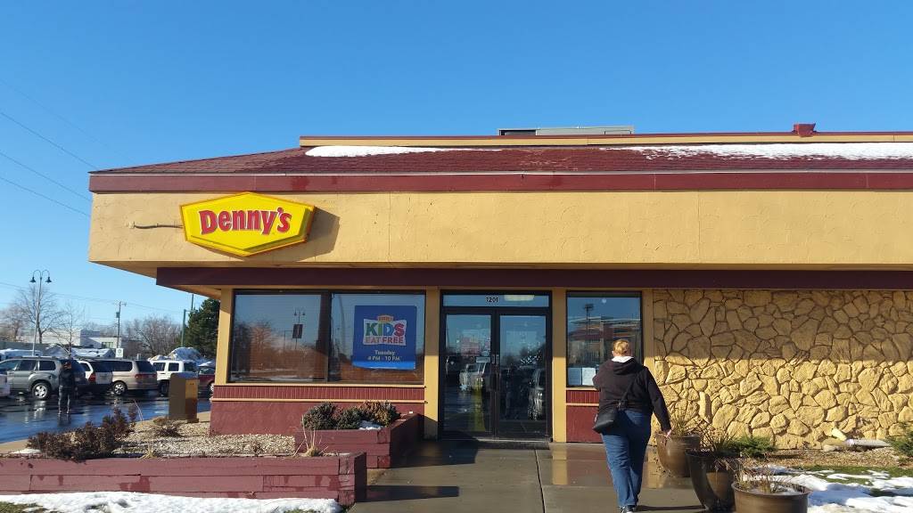 Dennys | 1201 E Broadway, Monona, WI 53716 | Phone: (608) 222-8822