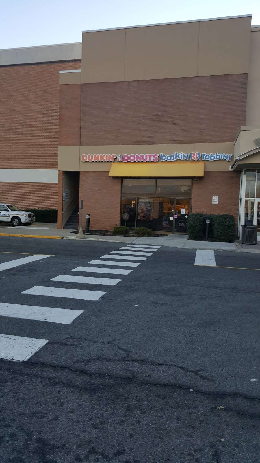 Dunkin Donuts | Livingston Mall, 112 Eisenhower Pkwy, Livingston, NJ 07039, USA | Phone: (973) 992-1925