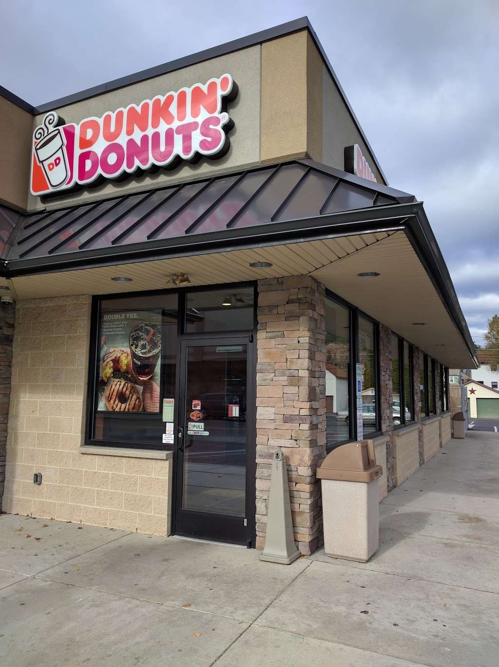 Dunkin Donuts | 555 Delaware Ave, Palmerton, PA 18071 | Phone: (610) 824-4000