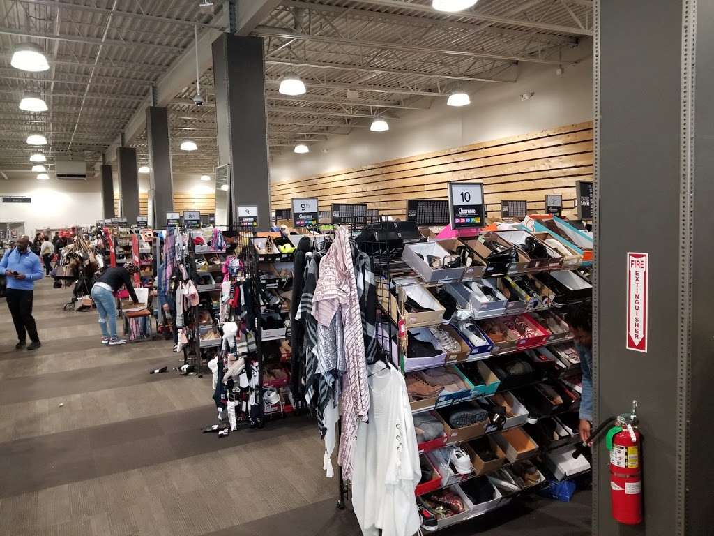 Dsw Designer Shoe Warehouse Shoe Store 357 Old Country Rd