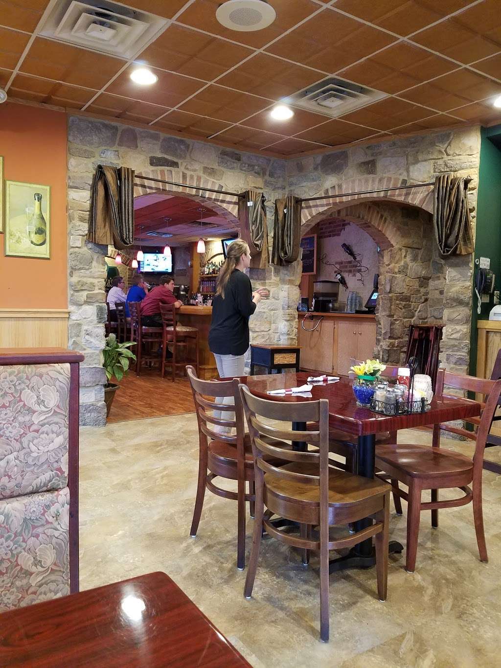 Armettas Italian Restaurant & Pub | 301 Main St, Emmaus, PA 18049, USA | Phone: (610) 967-3050