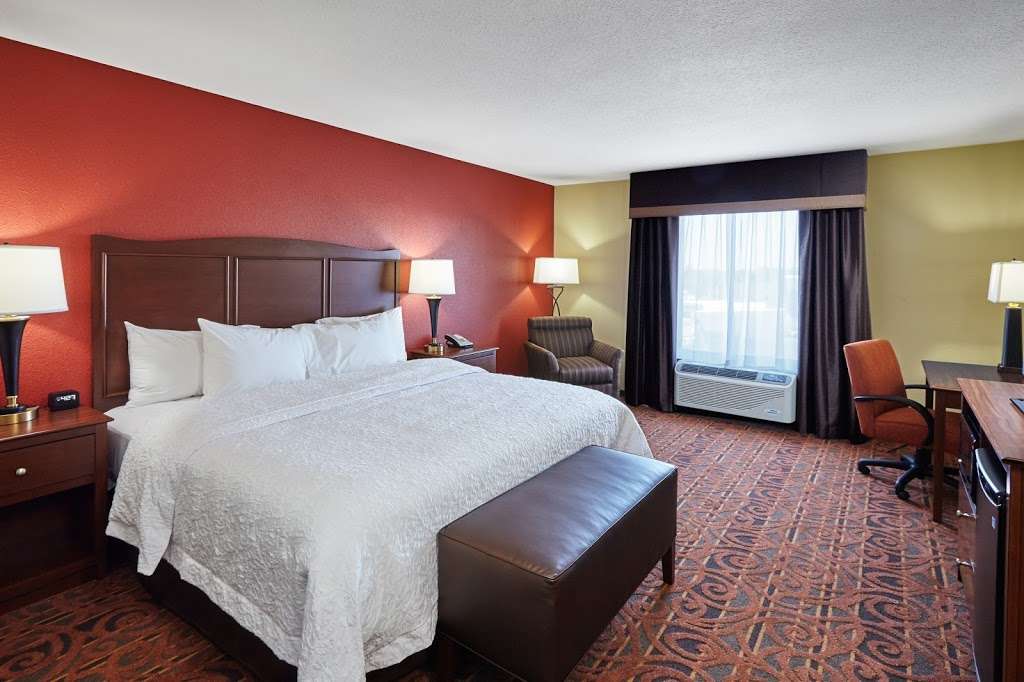 Hampton Inn & Suites Milwaukee/Franklin | 6901 S 76th St, Franklin, WI 53132, USA | Phone: (414) 427-4800