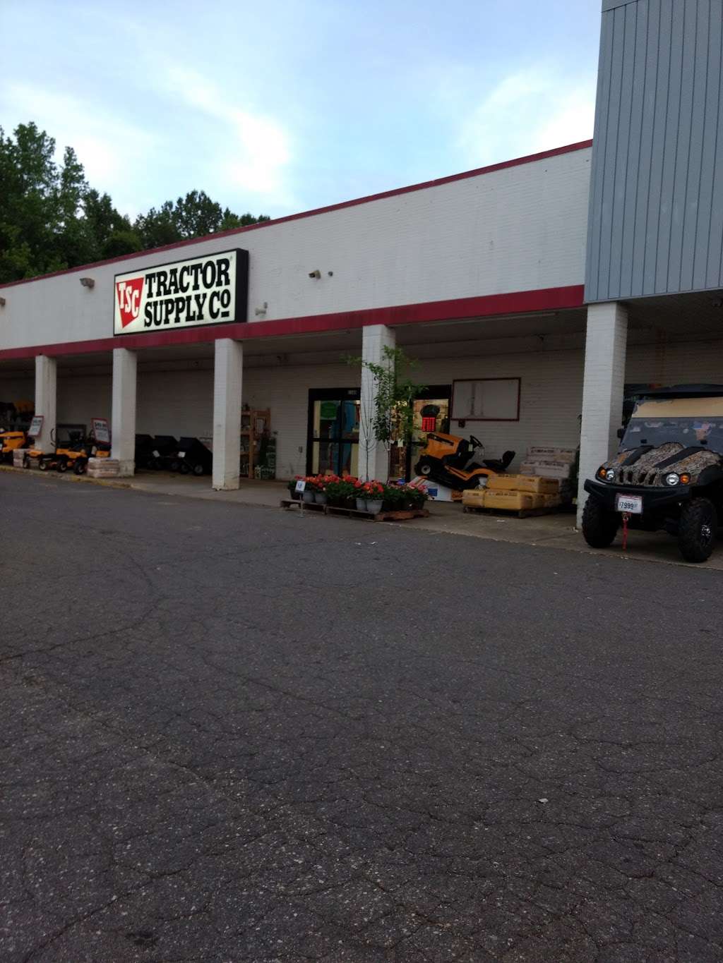 Tractor Supply Co. | 802 E Liberty St, York, SC 29745, USA | Phone: (803) 684-2919