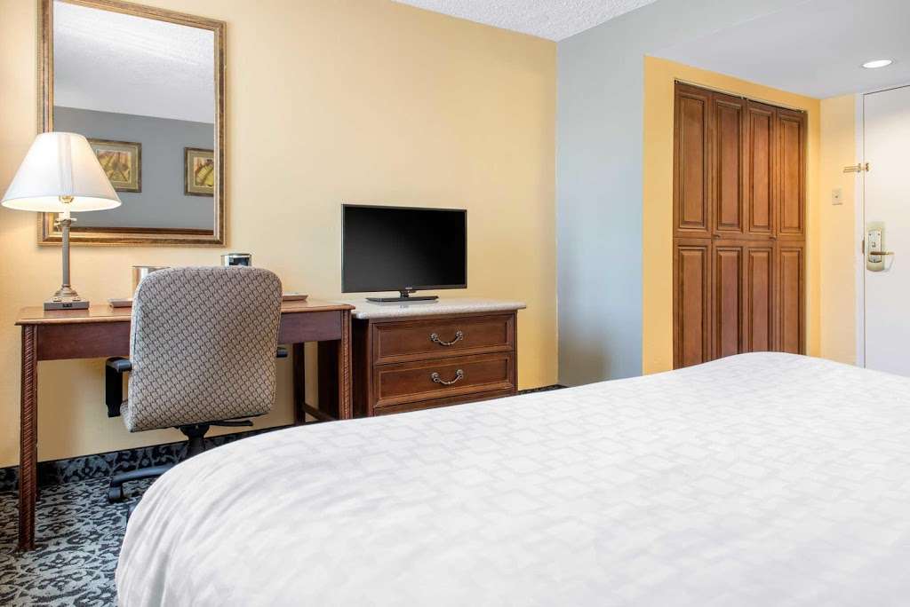 Quality Inn Airport | Quality Inn, 2500 South High School Road Building B, Indianapolis, IN 46241 | Phone: (317) 244-3361