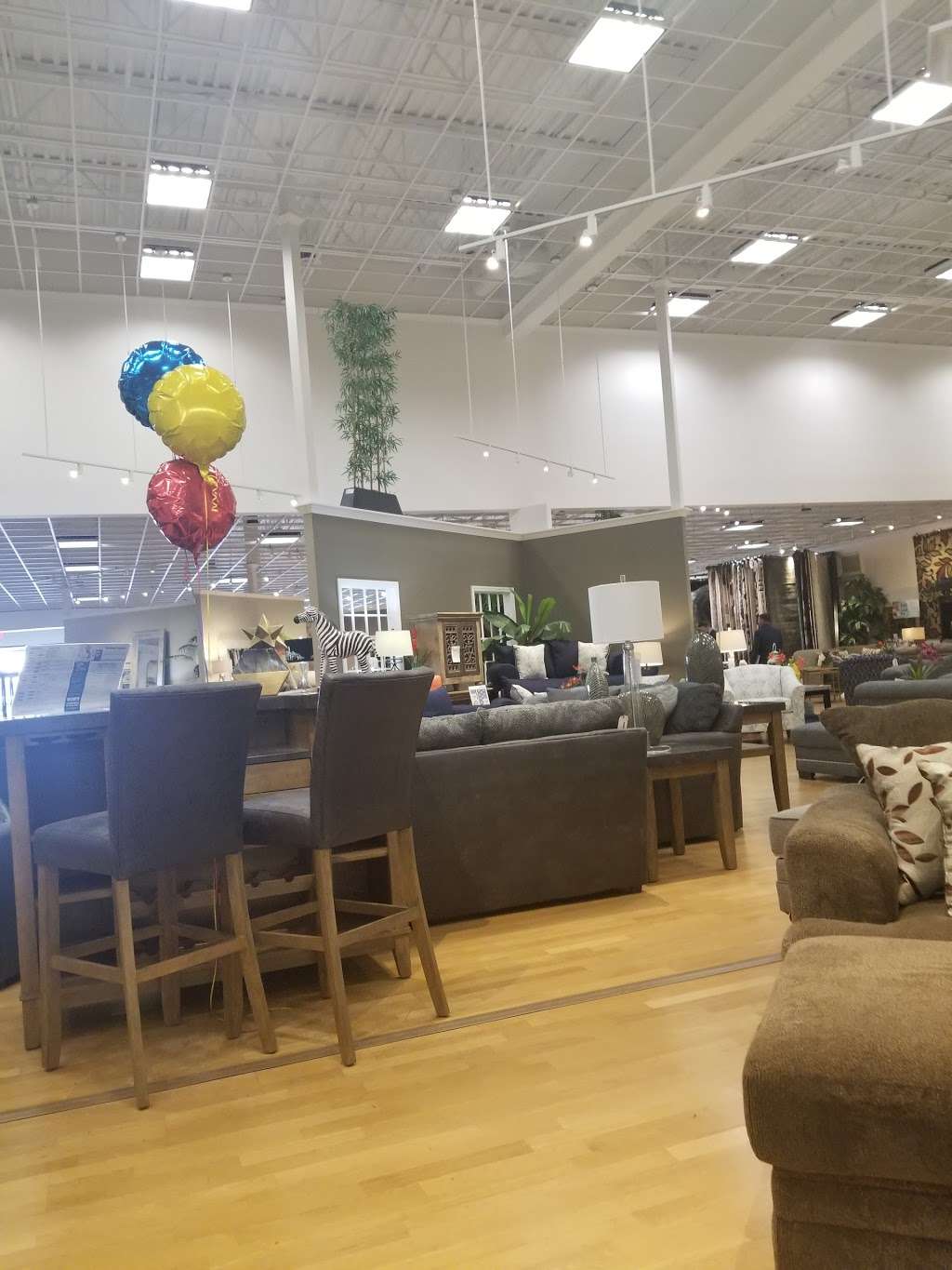 Bob’s Discount Furniture and Mattress Store | 1120 Newport Ave, South Attleboro, MA 02703, USA | Phone: (508) 915-5000