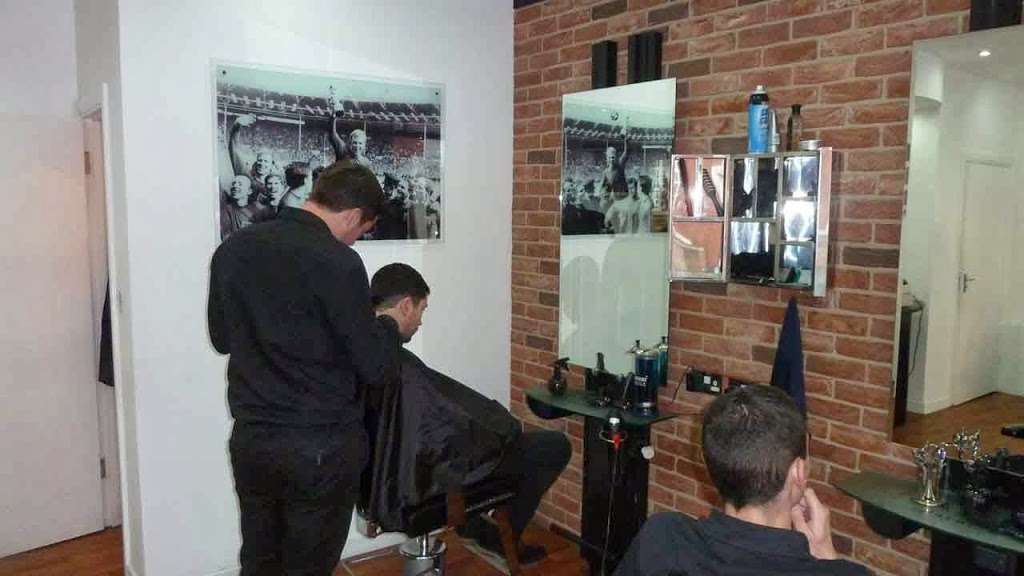 Sharpes Barbers | 4 St Thomas Rd, Brentwood CM14 4DB, UK | Phone: 01277 214000