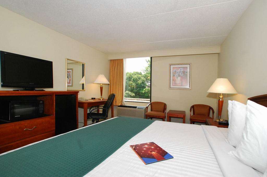 Best Western Sterling Hotel & Suites | 242 E Woodlawn Rd, Charlotte, NC 28217, USA | Phone: (704) 525-5454