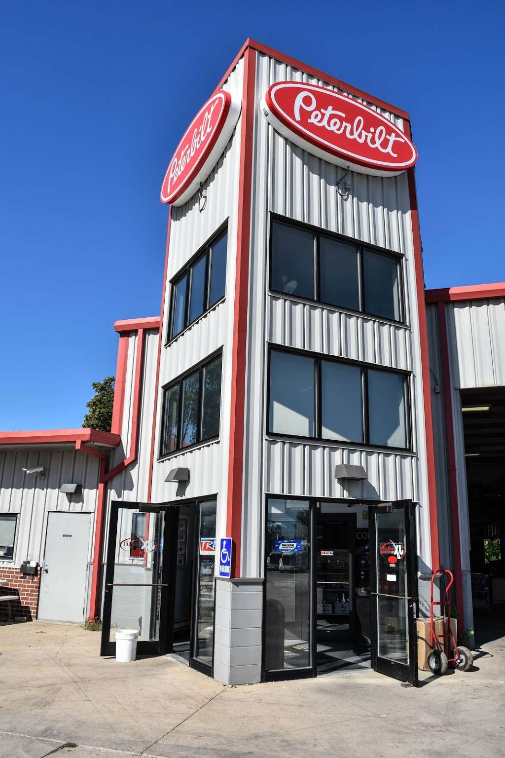 JX Truck Center - Milwaukee | 1880 Ridgeview Dr, Oak Creek, WI 53154, USA | Phone: (866) 643-9919