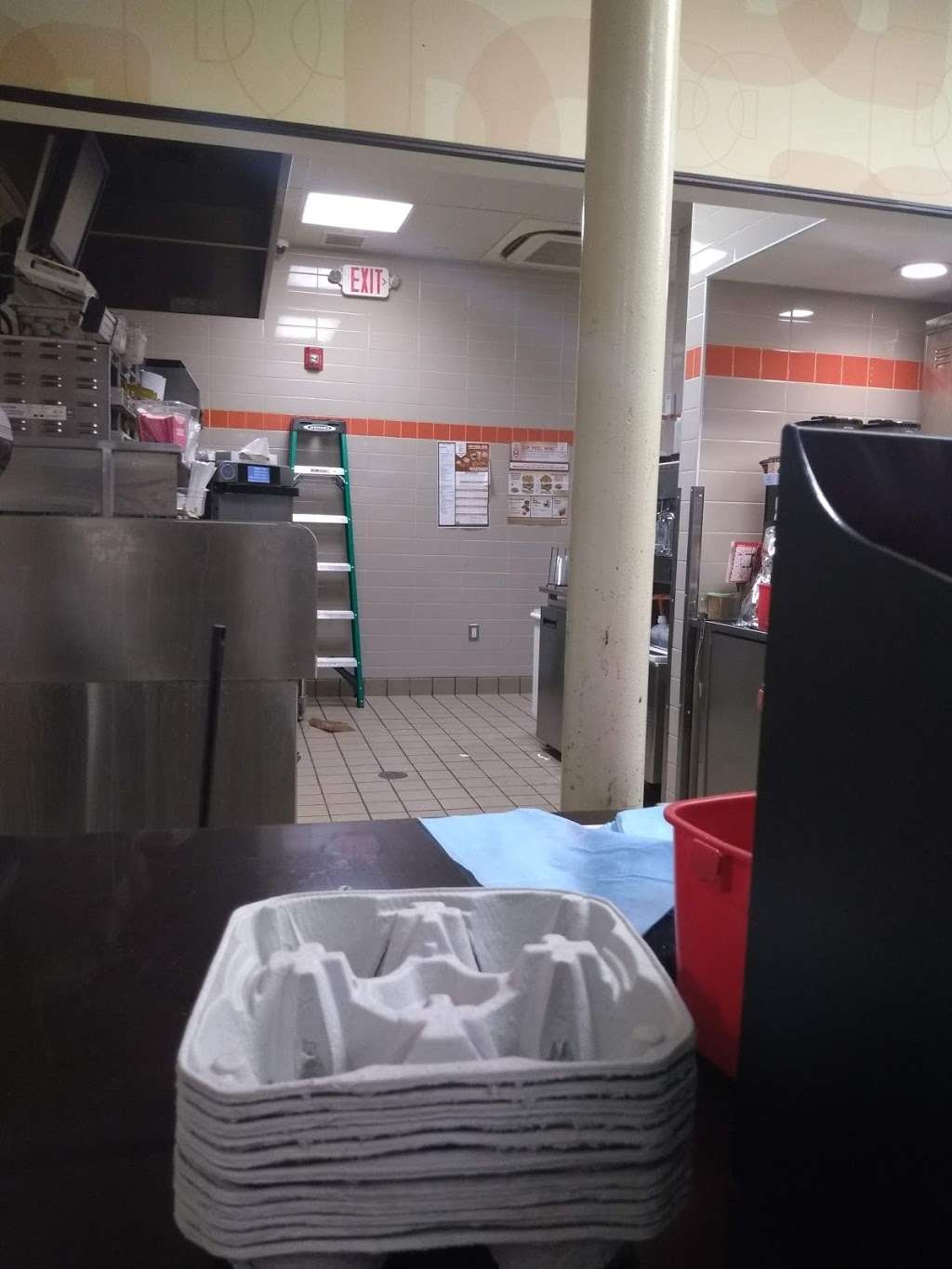 Dunkin Donuts | 4 Connecticut Turnpike, Fairfield, CT 06825, USA | Phone: (203) 927-5261
