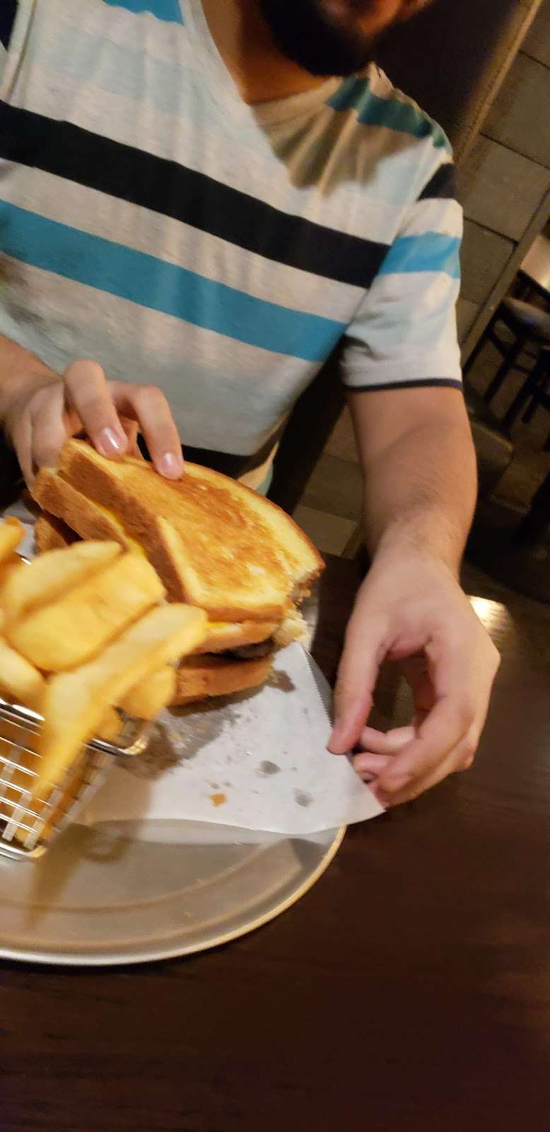 Burgers & Beer | 101 W Locust St, Fairbury, IL 61739, USA | Phone: (815) 692-1163