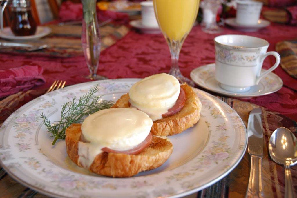 Pacific Victorian Bed & Breakfast | 325 Alameda Ave, Half Moon Bay, CA 94019 | Phone: (650) 712-3900