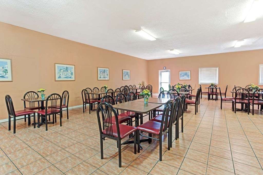 Howard Johnson by Wyndham Tropical Palms Kissimmee | 4311 W Vine St Hwy 192, Kissimmee, FL 34746 | Phone: (407) 966-4406