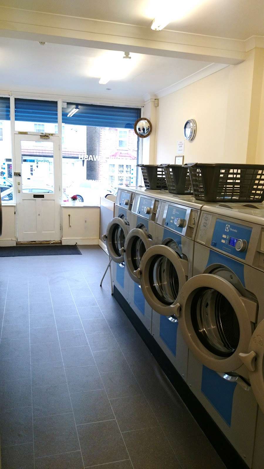 Park Lane Launderette & Dry Cleaners | 79 Park Ln, Hornchurch RM11 1BH, UK | Phone: 01708 764481