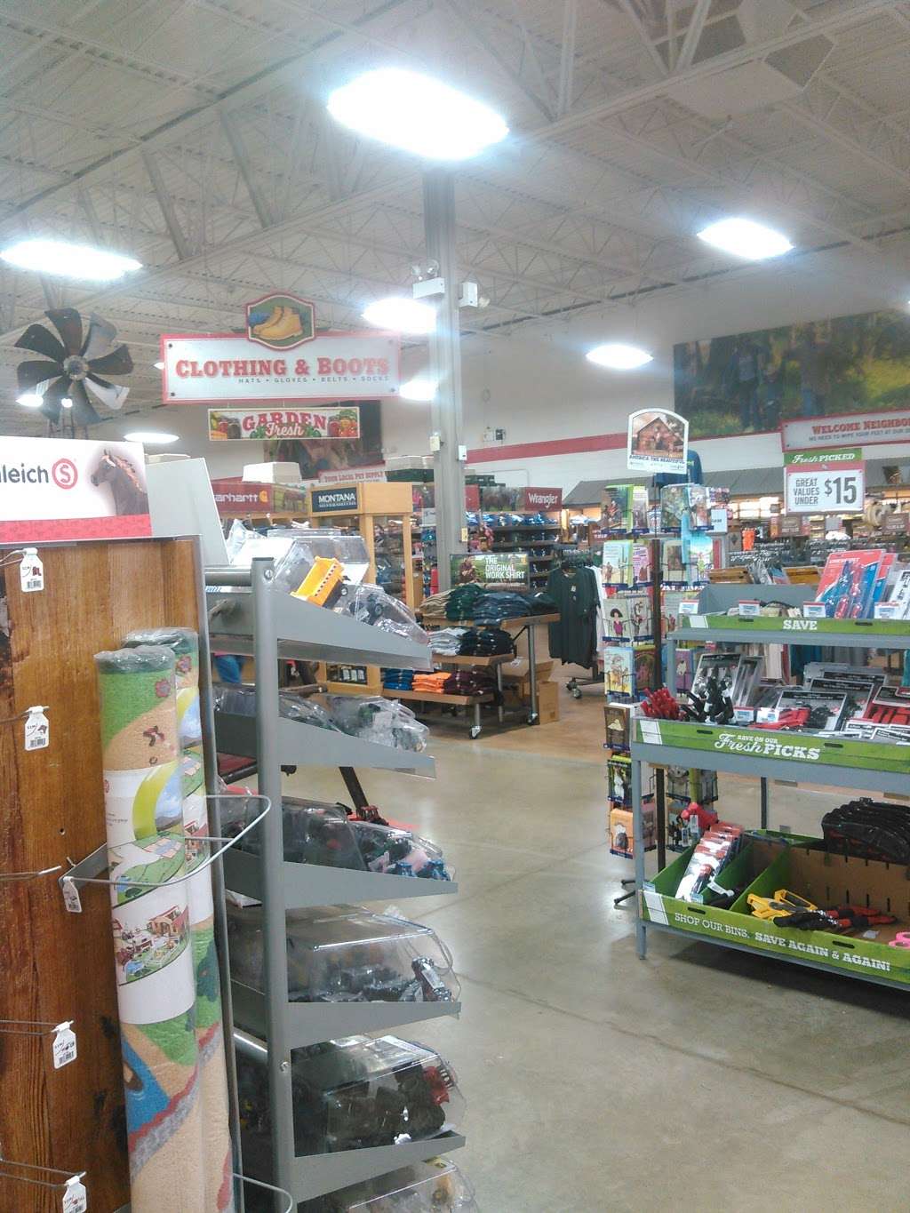 Tractor Supply Co. | 9957 Earl Dr, St John, IN 46373, USA | Phone: (219) 365-0117