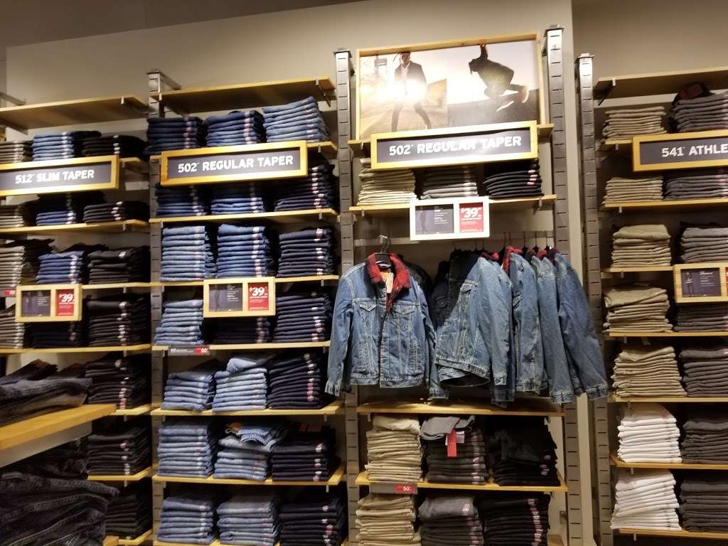 Levis Outlet Store at Barstow Outlets | 2796 Tanger Way #360, Barstow, CA 92311 | Phone: (760) 253-3986