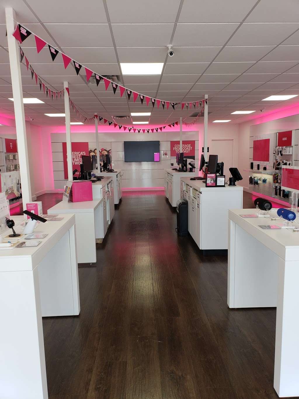 T-Mobile | 1865 N Garland Ave, Garland, TX 75040, USA | Phone: (972) 212-4316