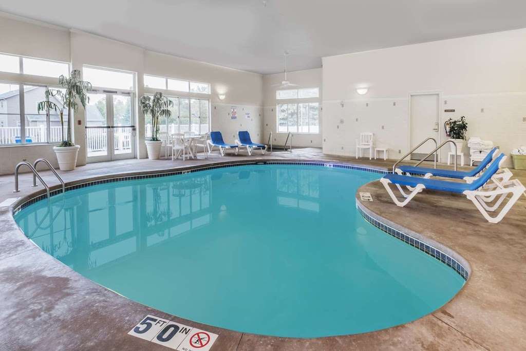 Baymont by Wyndham Waterford/Burlington WI | 750 Fox Ln, Waterford, WI 53185, USA | Phone: (262) 534-4100