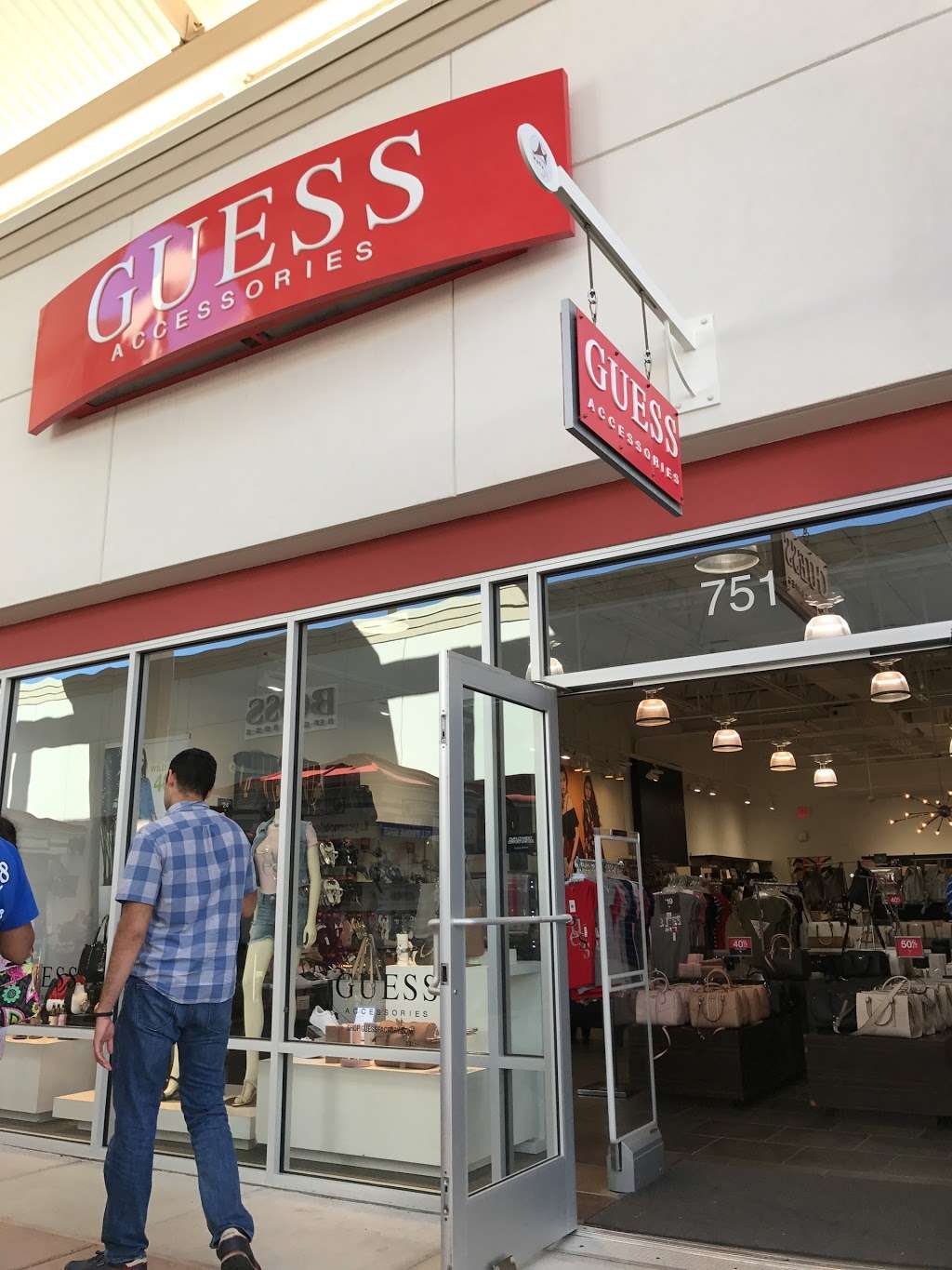 GUESS Factory | 1 Premium Outlet Blvd Suite 777, Tinton Falls, NJ 07753, USA | Phone: (732) 493-2578