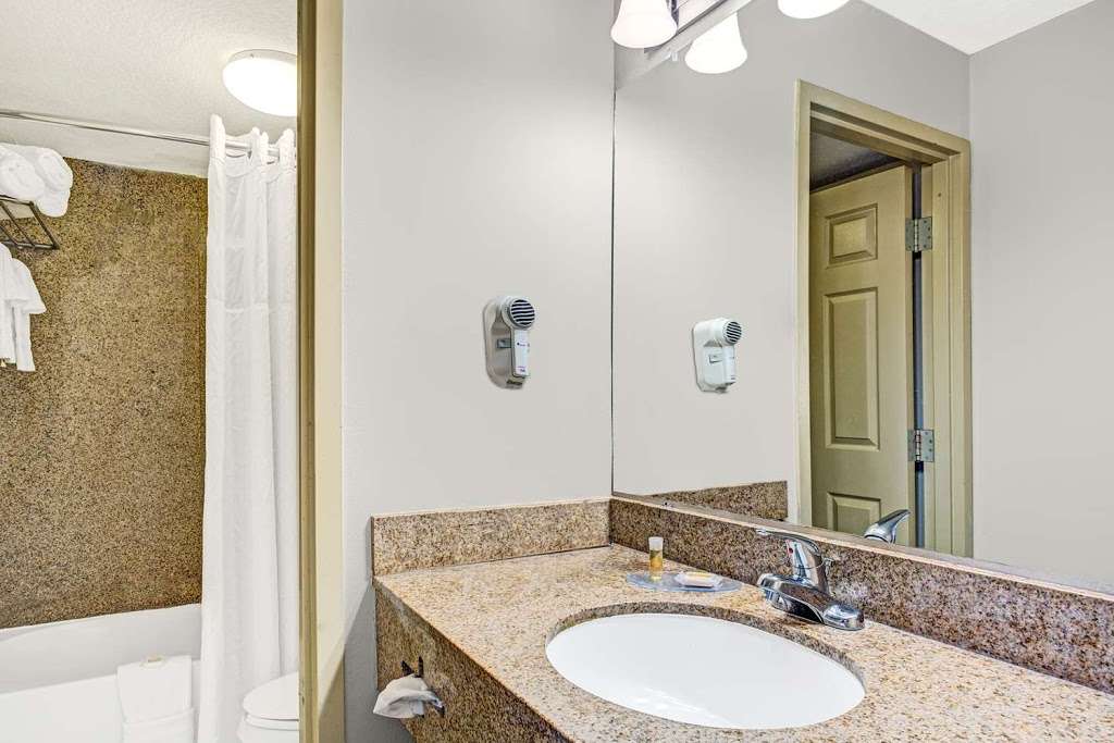 Days Inn by Wyndham Orlando Near Millenia Mall | 2500 West 33rd St, Orlando, FL 32839, USA | Phone: (407) 841-3731