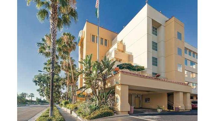 La Quinta Inn & Suites by Wyndham Anaheim | 1752 S Clementine St, Anaheim, CA 92802, USA | Phone: (714) 635-5000