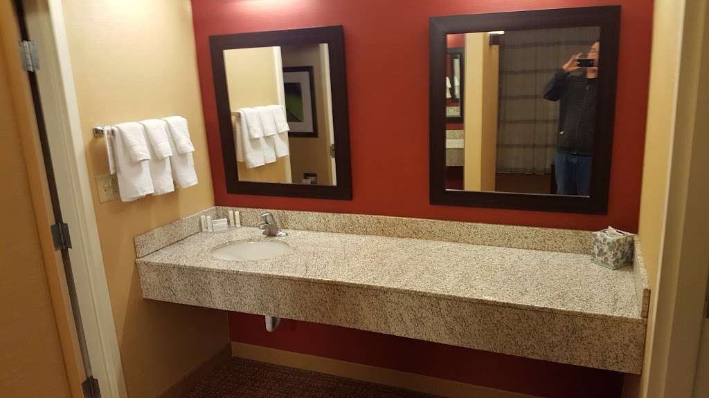 Courtyard by Marriott Chicago Elgin/West Dundee | 2175 Marriott Dr, West Dundee, IL 60118, USA | Phone: (847) 429-0300