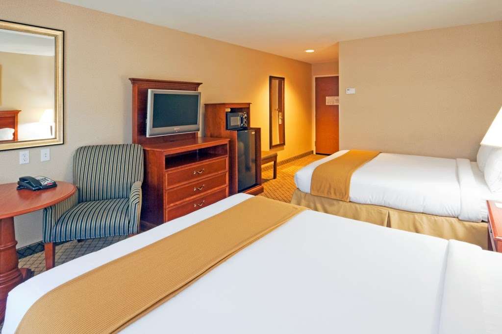 Holiday Inn Express & Suites Hampton South-Seabrook | 11 Rocks Rd, Seabrook, NH 03874, USA | Phone: (603) 474-1150