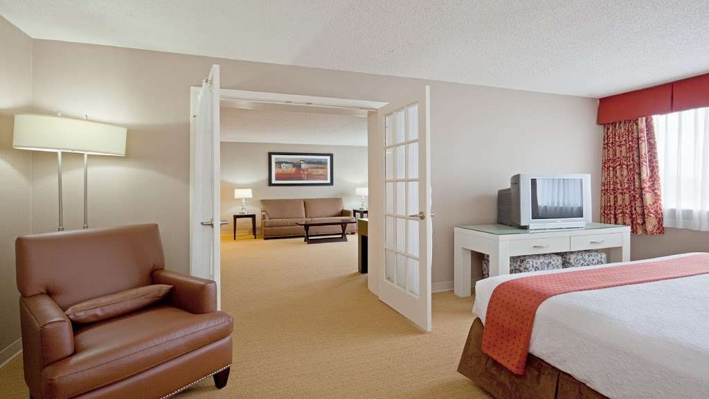 Holiday Inn & Suites Marlborough | 265 Lakeside Ave, Marlborough, MA 01752 | Phone: (508) 481-3000