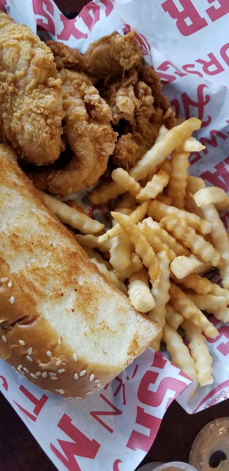 Raising Canes Chicken Fingers | 6645 S Parker Rd, Centennial, CO 80016, USA | Phone: (303) 693-1289