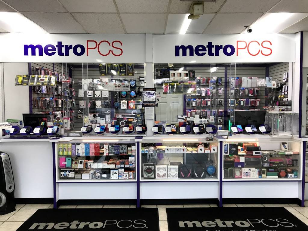 Metro by T-Mobile | 23135 Lahser Rd, Southfield, MI 48033, USA | Phone: (248) 353-3377