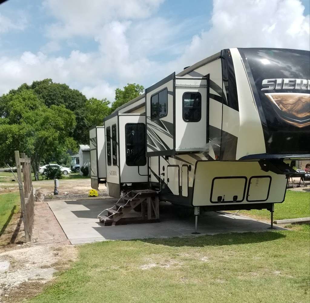 RV Park | 512 Ave D, Markham, TX 77456, USA | Phone: (979) 241-8222