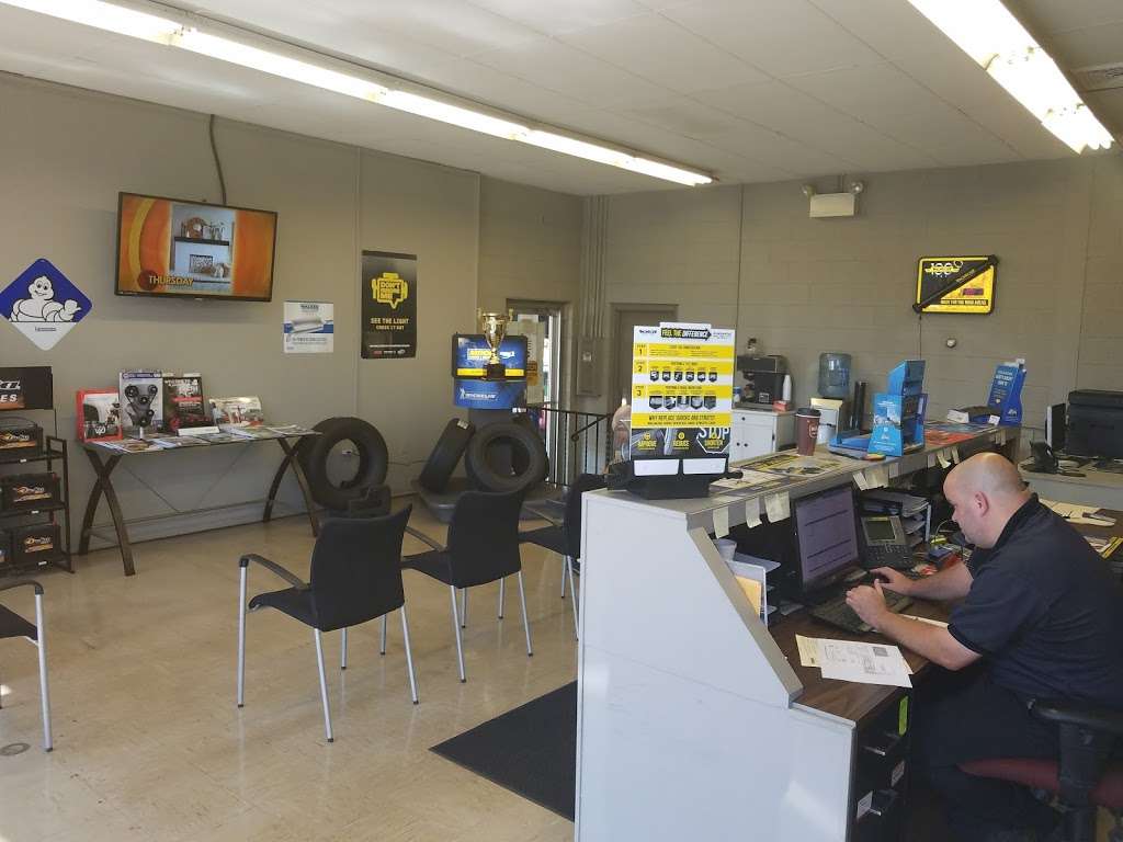 Bergeys Tire & Auto Service Centers | 141 E Main St, Silverdale, PA 18962, USA | Phone: (215) 257-5061