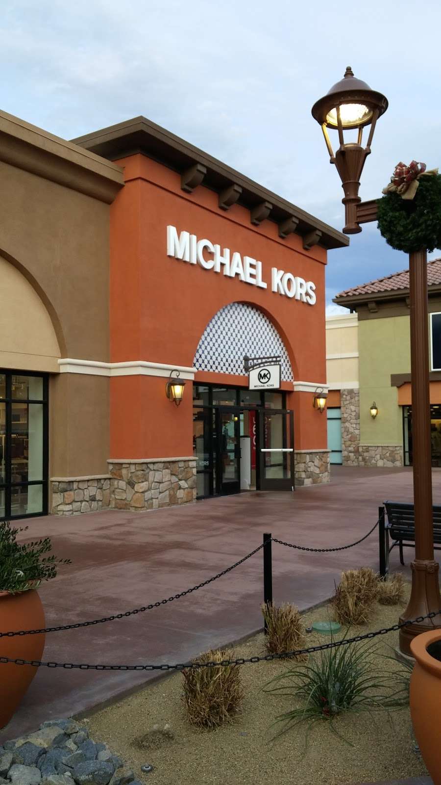 Michael Kors Outlet | 5701 Outlets at Tejon Pkwy #670, Arvin, CA 93203, USA | Phone: (661) 606-6007