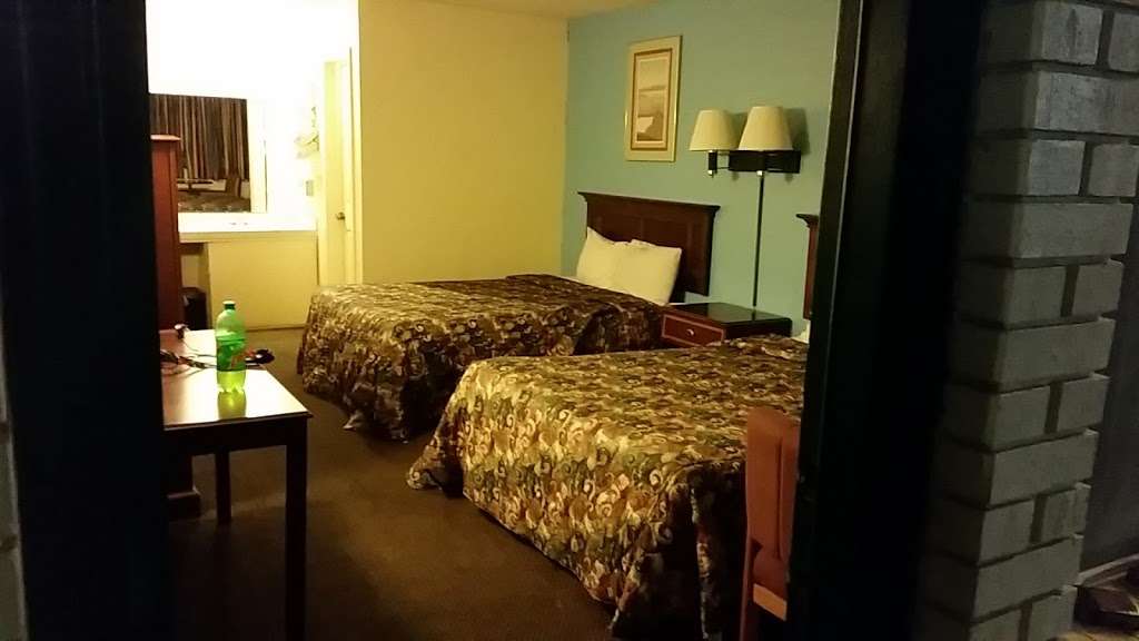 Budget Inn Caravan Motel | 1705 MO-291, Harrisonville, MO 64701 | Phone: (816) 884-4100