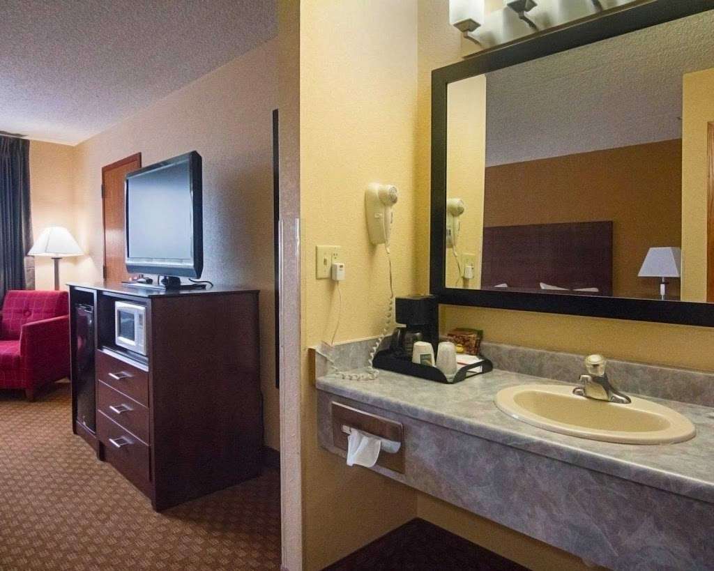 Quality Inn Sturtevant - Racine | 910 S Sylvania Ave, Sturtevant, WI 53177, USA | Phone: (262) 886-0385