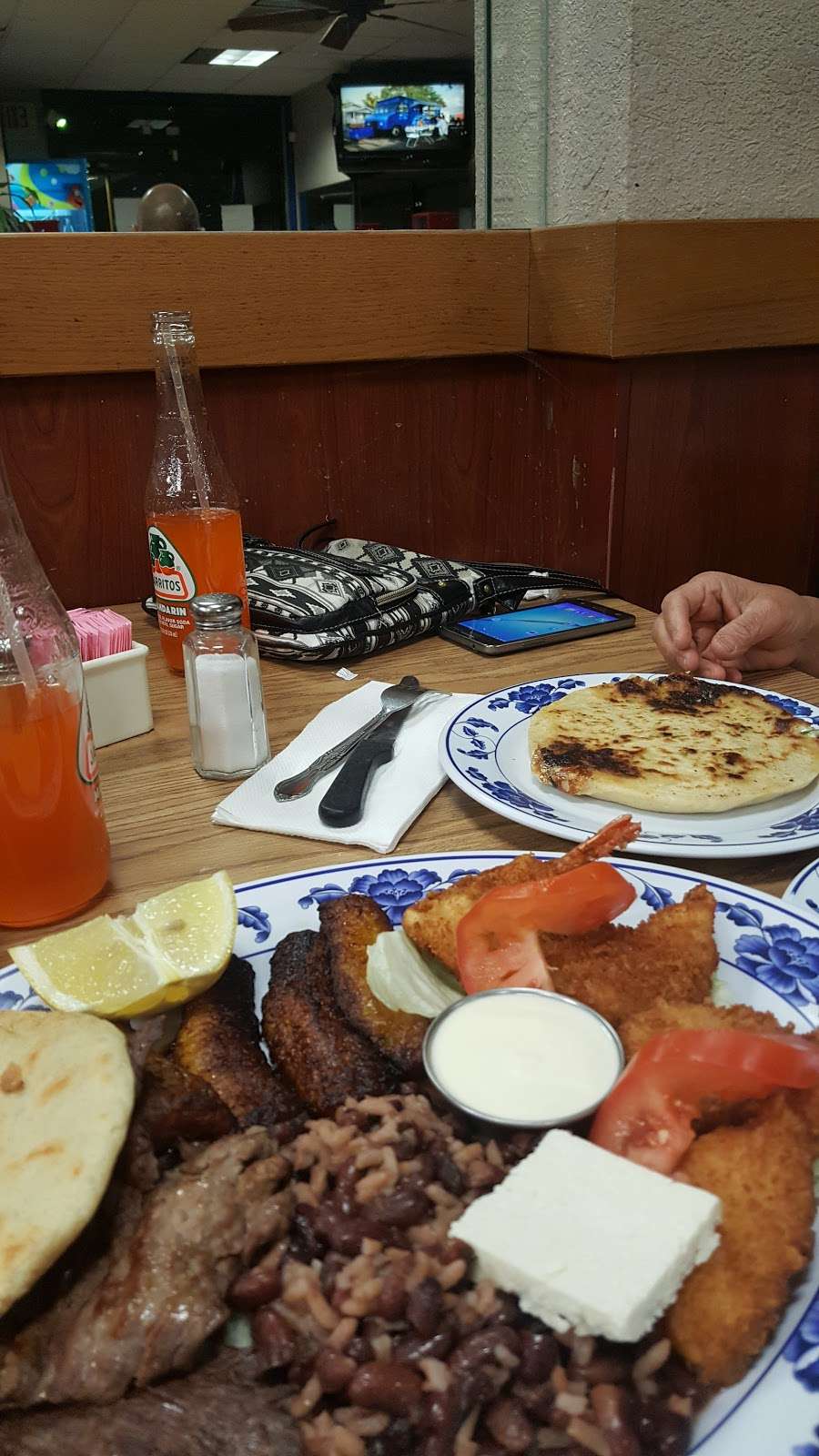 El Salvadoreño Restaurant | 3130 Peck Rd, El Monte, CA 91731, USA | Phone: (626) 444-8474