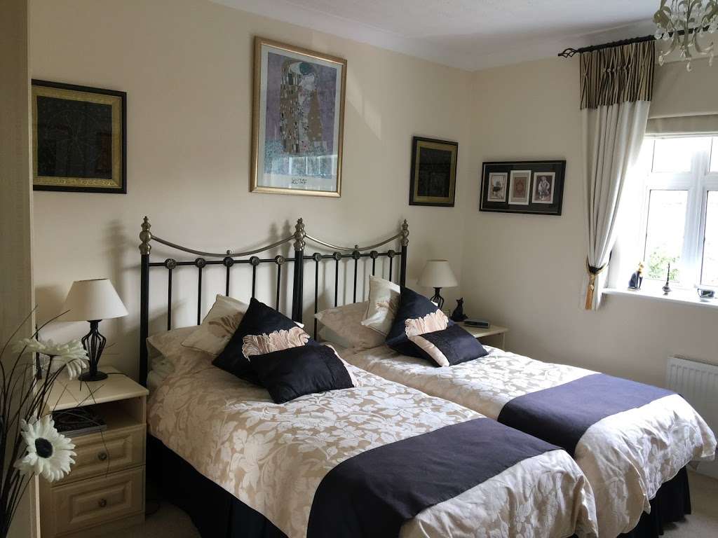 Shoscombe Bed and Breakfast | Mill Hill, Edenbridge TN8 5DA, UK | Phone: 01732 866781