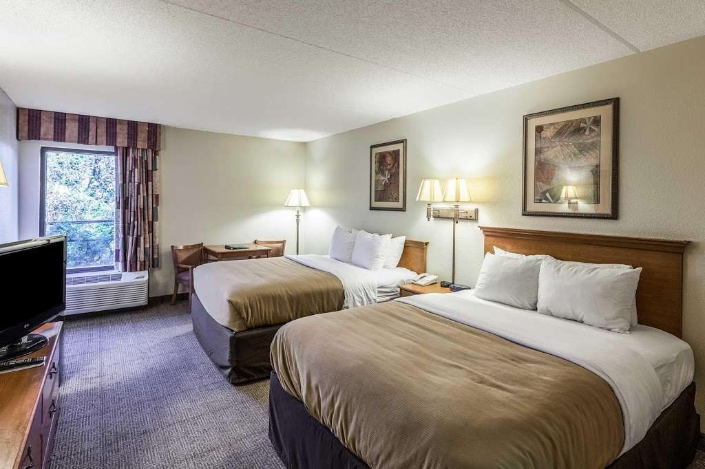 Quality Inn San Antonio Fiesta at Six Flags | 6755 N Loop 1604 W, San Antonio, TX 78249, USA | Phone: (210) 696-4766