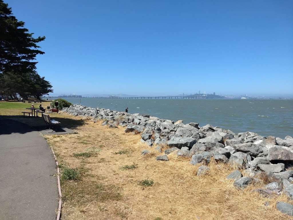 Walking Trail surrounded by the water | Marina Park Pathway, Emeryville, CA 94608, USA