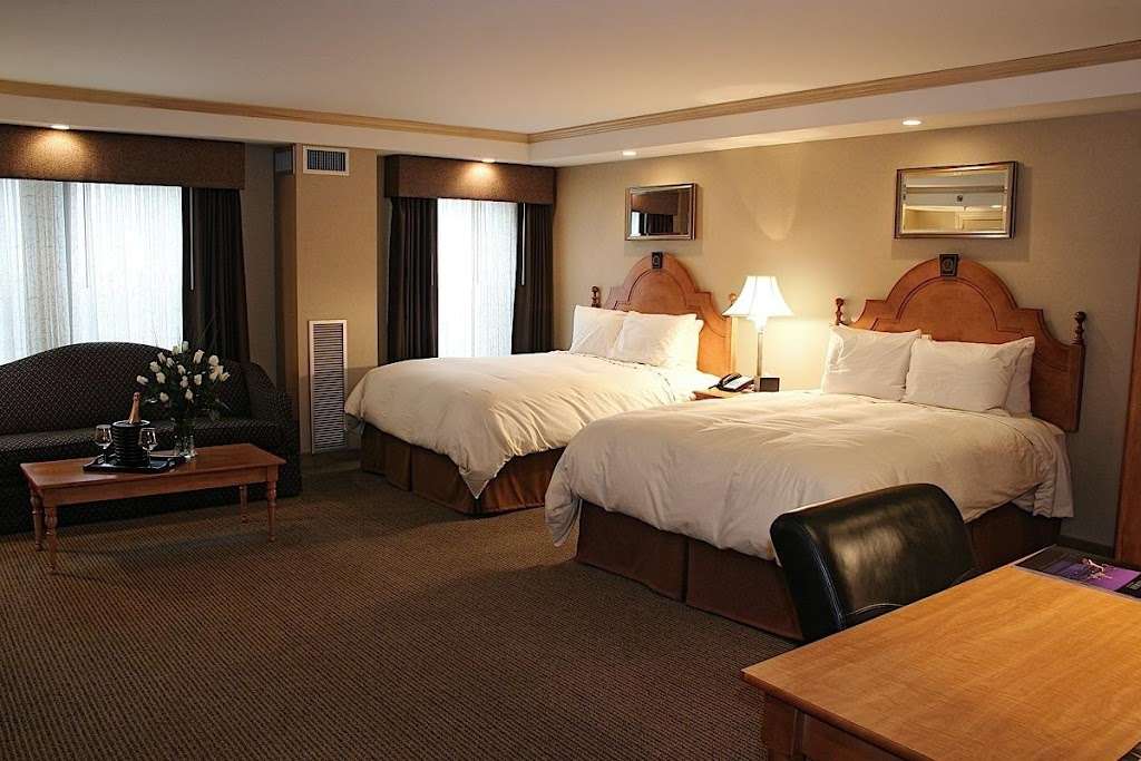 Ambassador Hotel Milwaukee | 2308 W Wisconsin Ave, Milwaukee, WI 53233, USA | Phone: (888) 322-3326