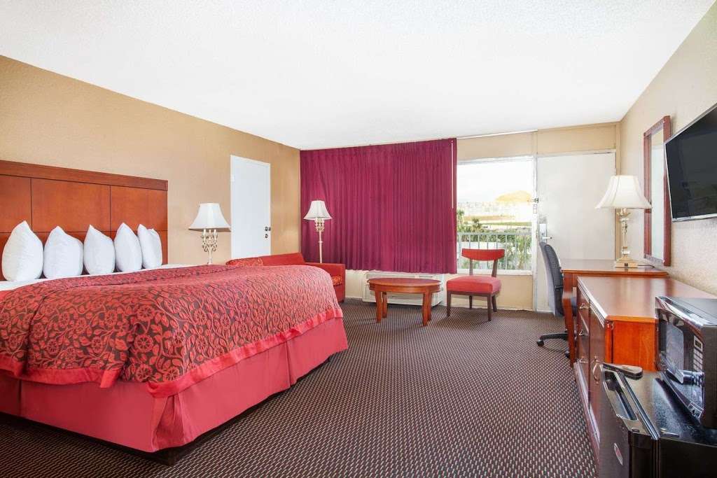 Days Inn by Wyndham Orlando Downtown | 3300 S Orange Blossom Trail, Orlando, FL 32839, USA | Phone: (407) 422-4521