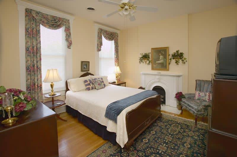 Dupont Mansion Bed & Breakfast | 1317 S 4th St, Louisville, KY 40208, USA | Phone: (502) 638-0045