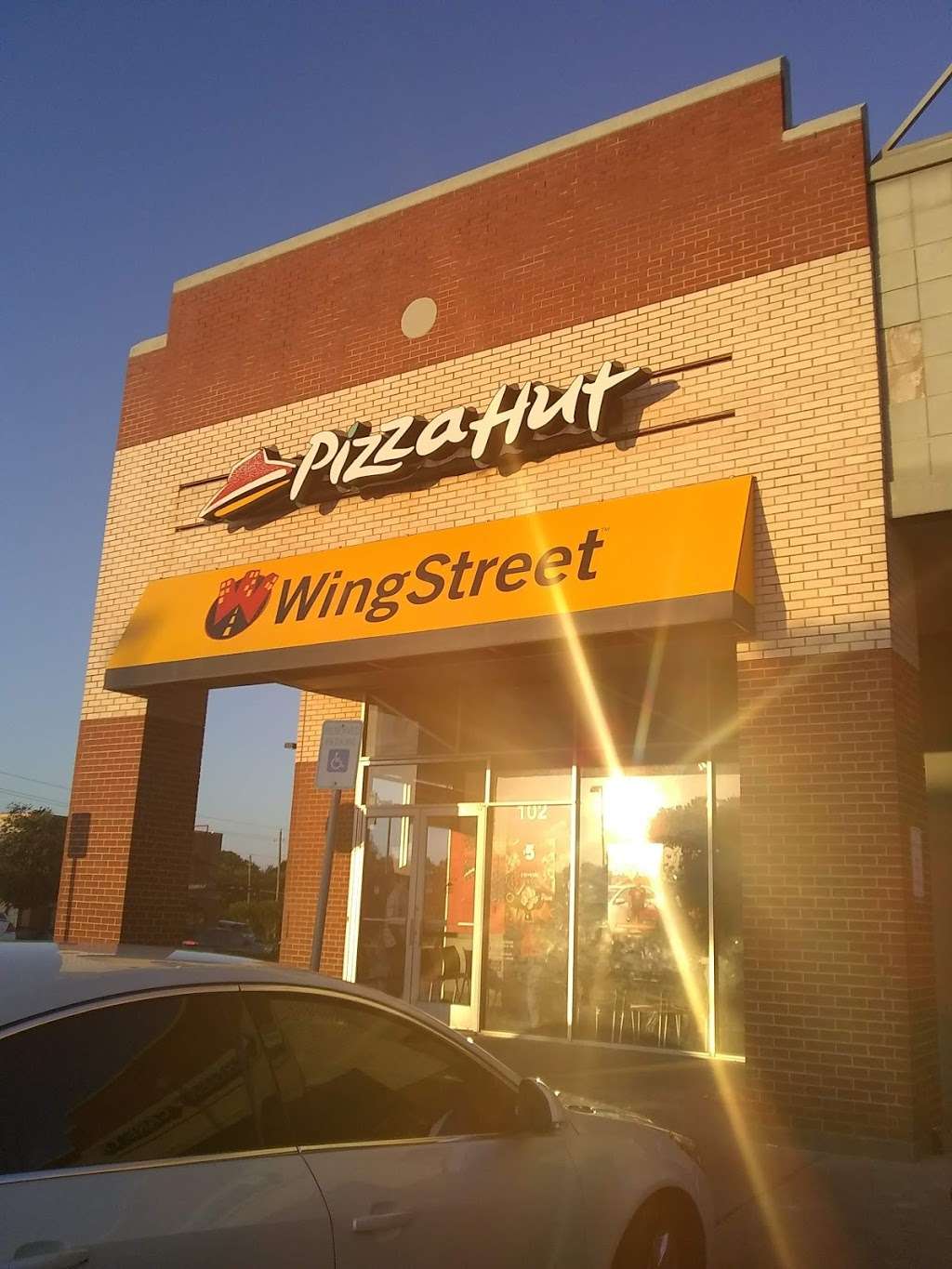 Pizza Hut | 1450 W Pleasant Run Rd #102, Lancaster, TX 75146, USA | Phone: (972) 227-6200