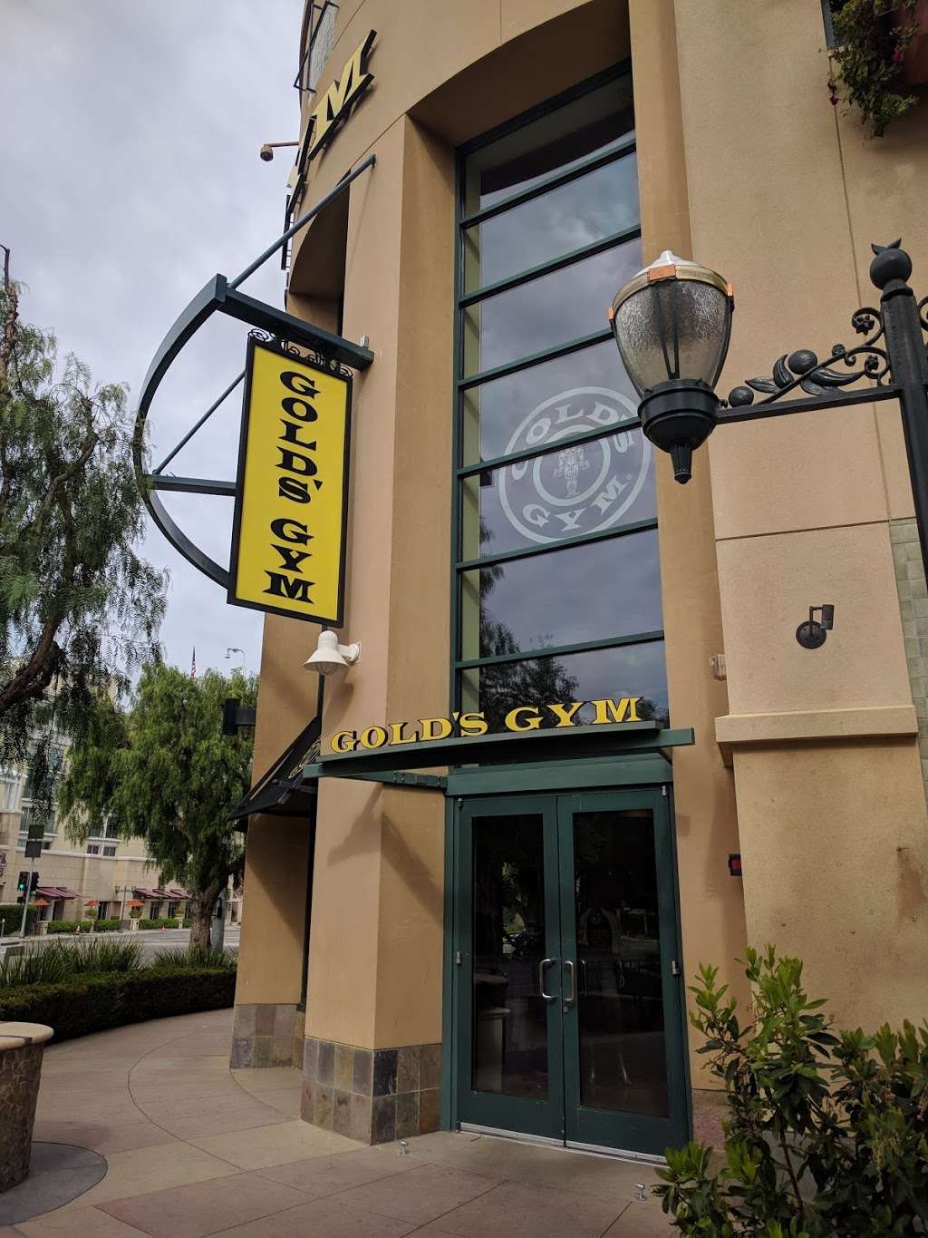 Golds Gym | 24445 Town Center Dr #195, Valencia, CA 91355, USA | Phone: (661) 288-1818