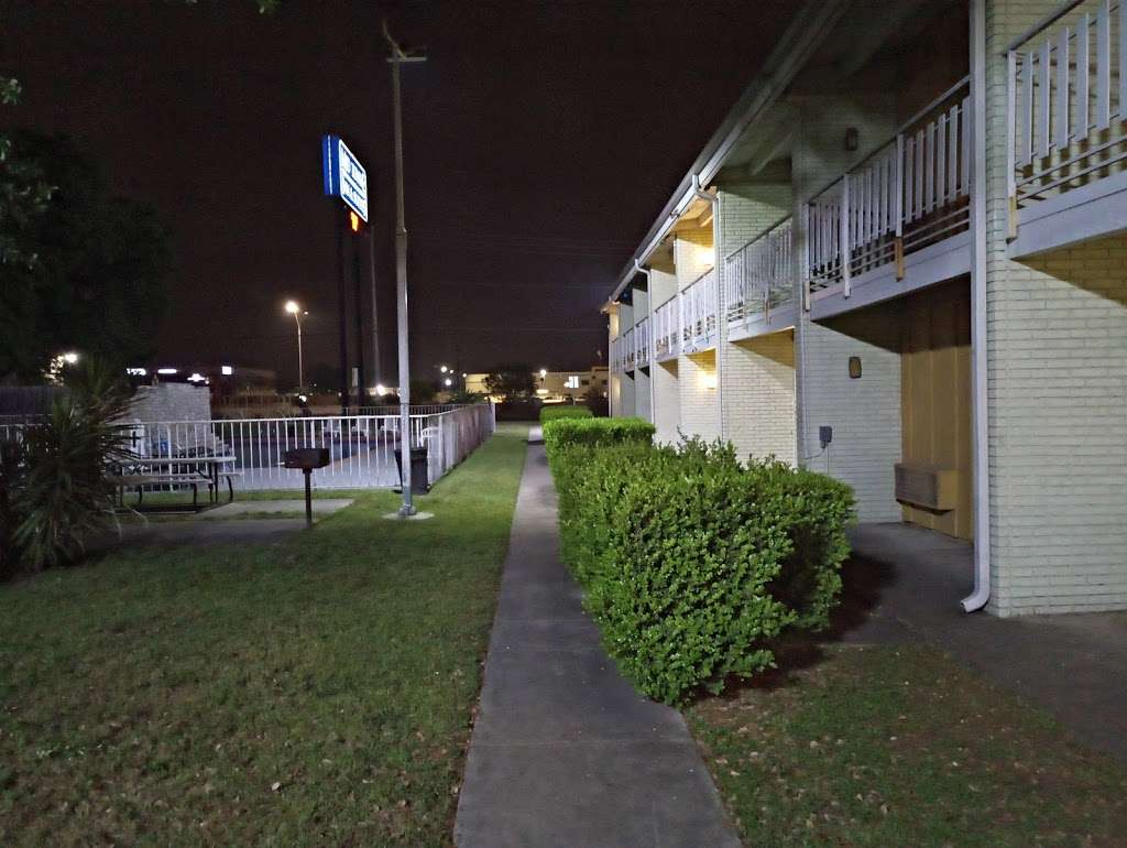 Mid Towne Inn & Suites | 9603 I-35 Frontage Rd, San Antonio, TX 78233, USA | Phone: (210) 655-2120