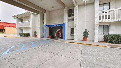 Motel 6 Dallas - Addison | 4325 Belt Line Rd, Addison, TX 75001, USA | Phone: (972) 386-4577