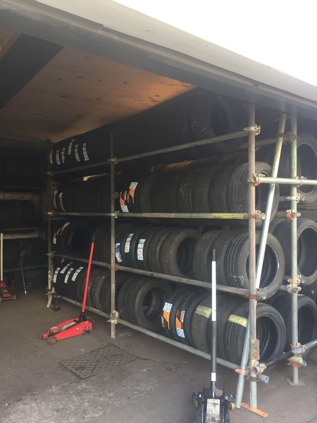 Lukes Tyres | 2 Spencer St, Gravesend DA11 0PT, UK | Phone: 01474 532322