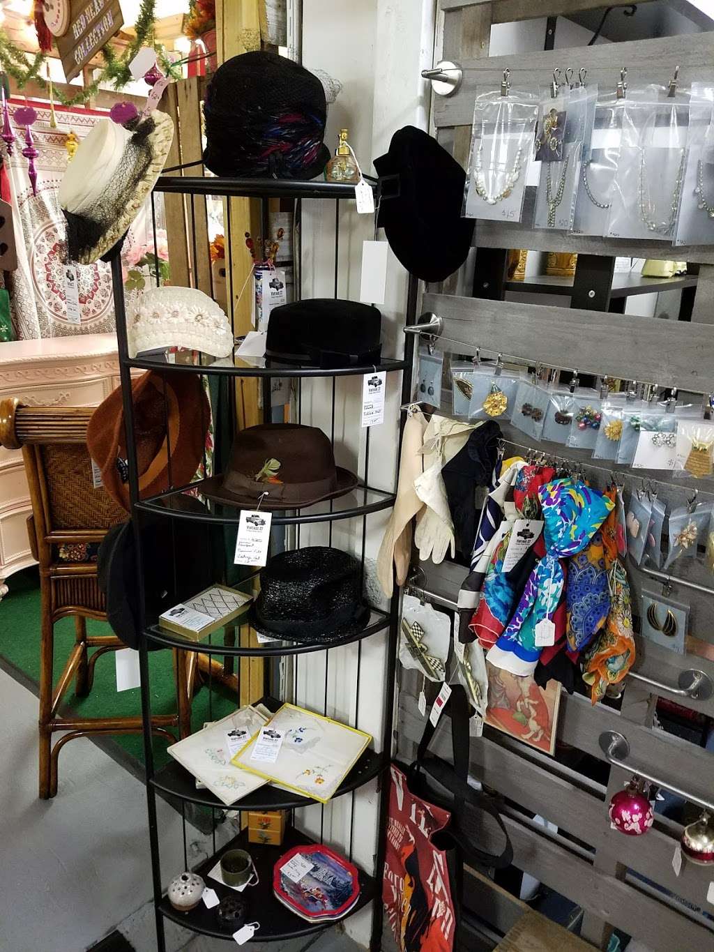 Sister Junktiques Vintage Market | 31549 US-27, Haines City, FL 33844, USA | Phone: (863) 547-9748